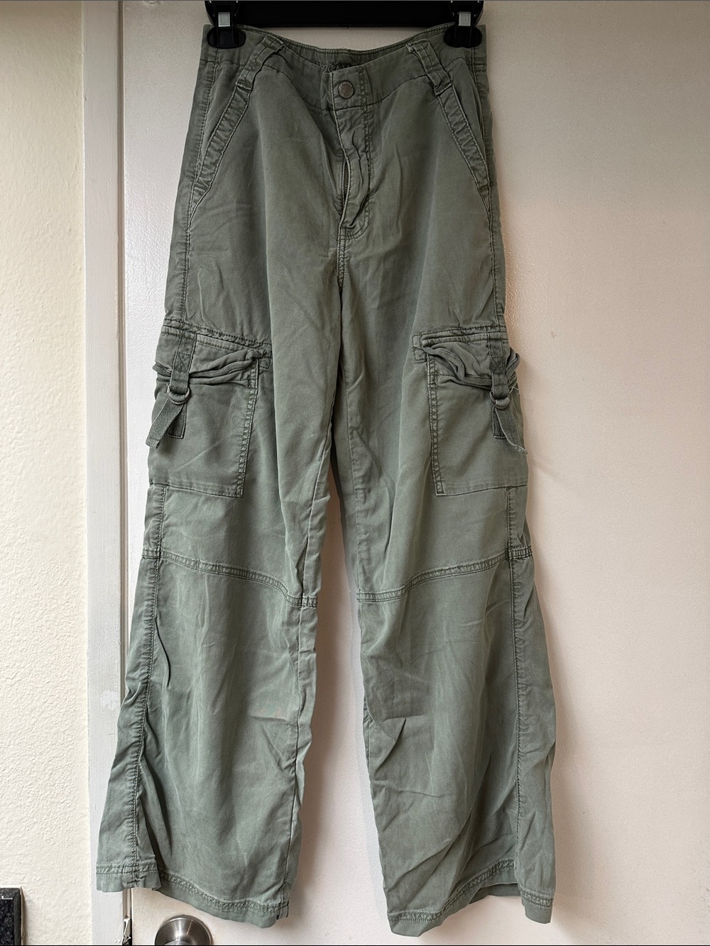 American Eagle Super High Rise Baggy Wide Leg Cargo Pants in Sage Green Sz 2